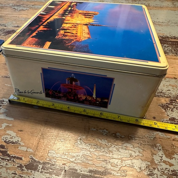 Vintage Parisian Tin! Excellent condition, features major scenes in Paris! - Picture 2 of 5